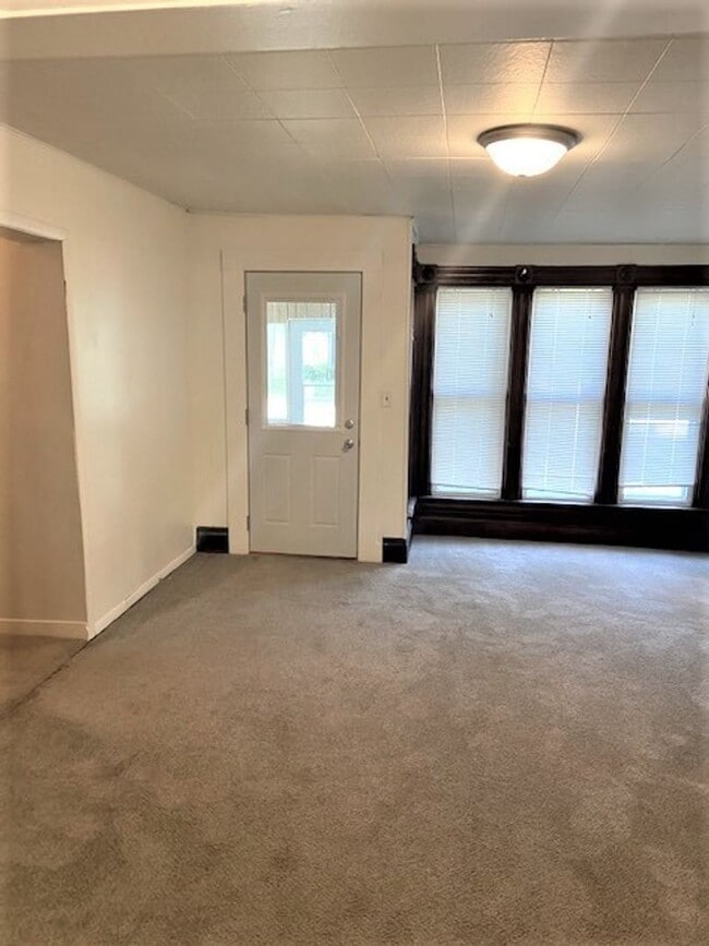 Building Photo - 5 bedroom single family home in great Vill...