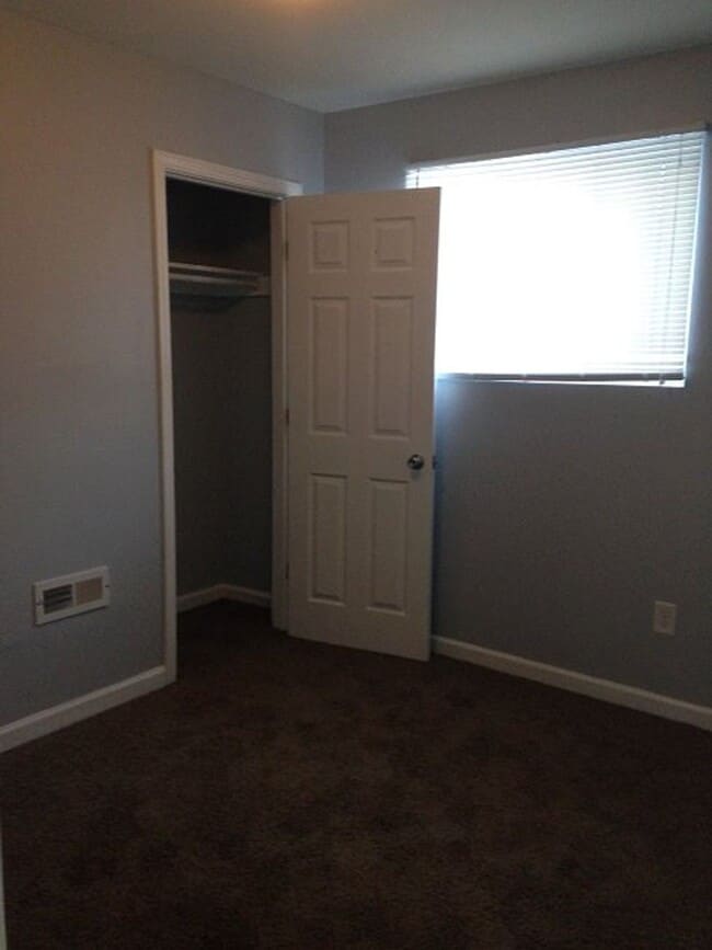 Building Photo - Beautiful new exterior on classic Harters Heights 4 bedroom (3 full baths) blocks from ND.
