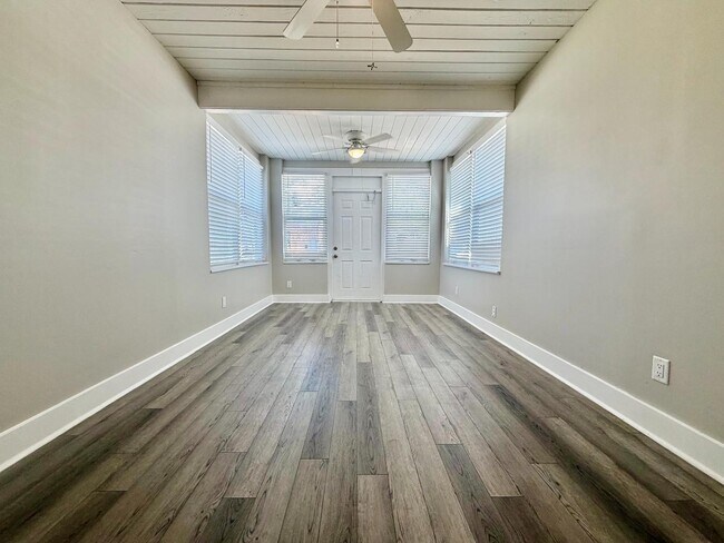 Building Photo - 103 4th St SE