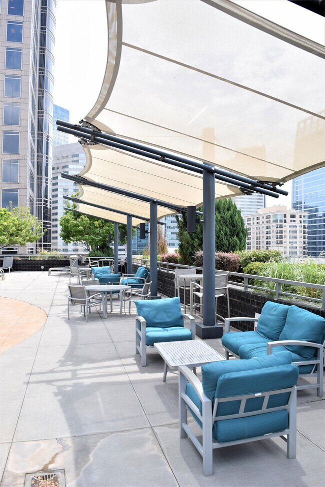 Building Photo - 333 W Trade St