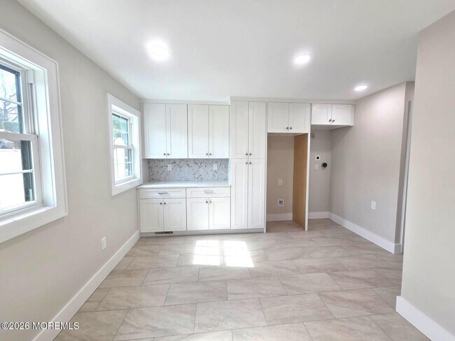 Building Photo - 92 Village Green Way