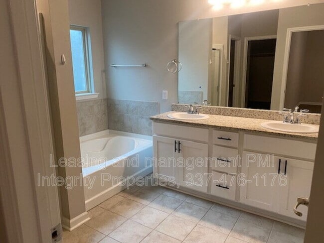 Building Photo - 616 Vert Dr