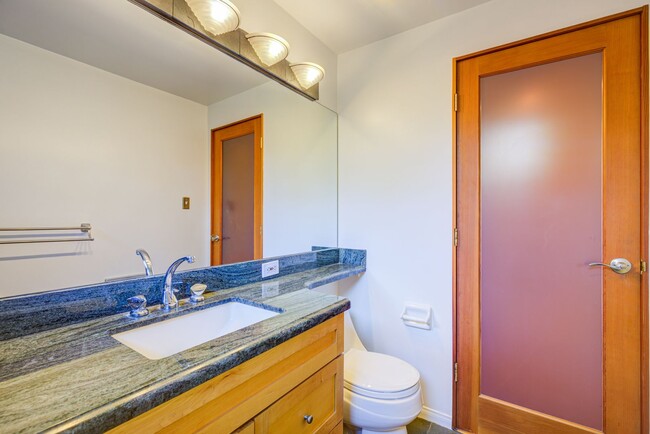 Building Photo - HOLIDAY SPECIAL***2 WEEKS FREE** 3 Bed/2 Bath Oasis in Royal Woods - Available Now