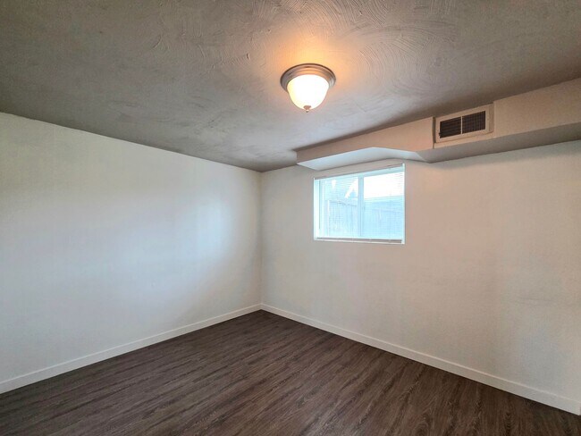 Building Photo - **Charming 3 Bedroom + Bonus, 2.5 Bath House for Rent in Desirable East Wenatchee**