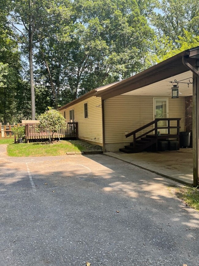 Building Photo - 3 Bedroom Home in Dauphin