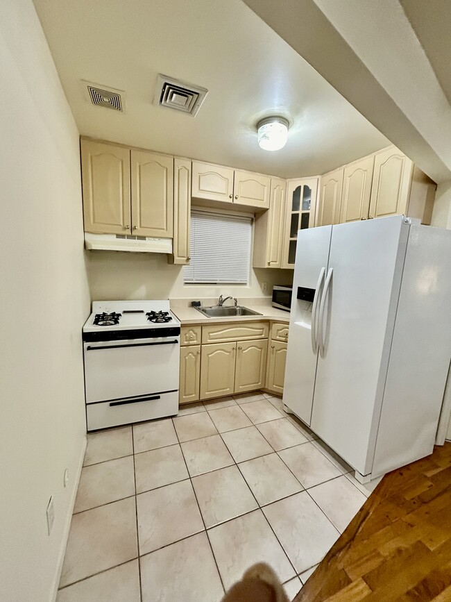 Full work and kitchen - 21934 143rd Ave