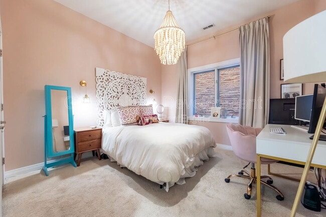 Building Photo - 852 N Damen Ave