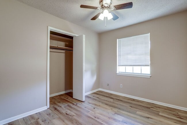 Building Photo - 3 Bedroom 1.5 Bathroom Ranch House