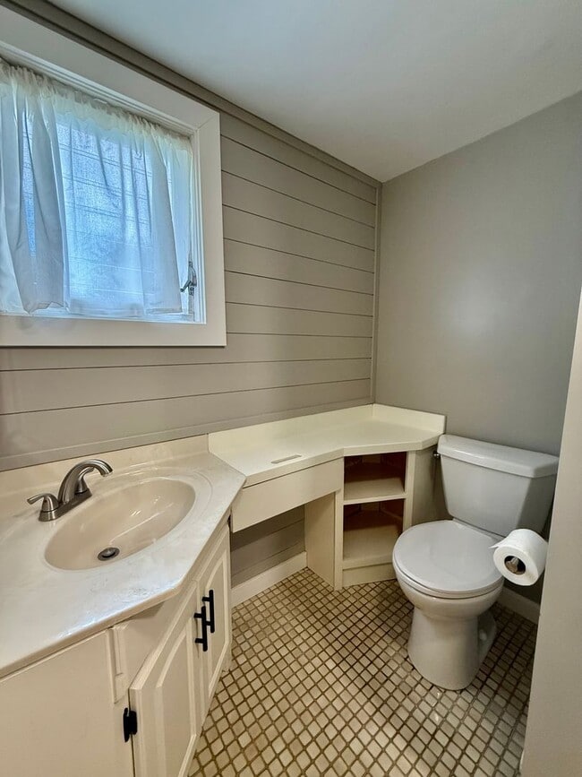 Building Photo - Four Bedroom Home in Kalamazoo