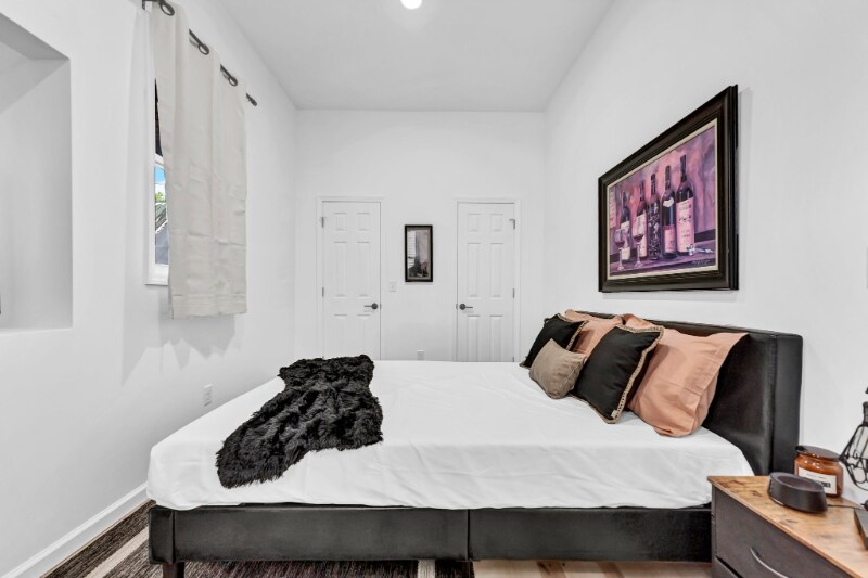 Building Photo - 574 Niagara St