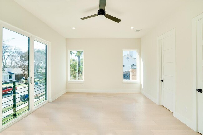 Building Photo - Open concept home with luxury finishes