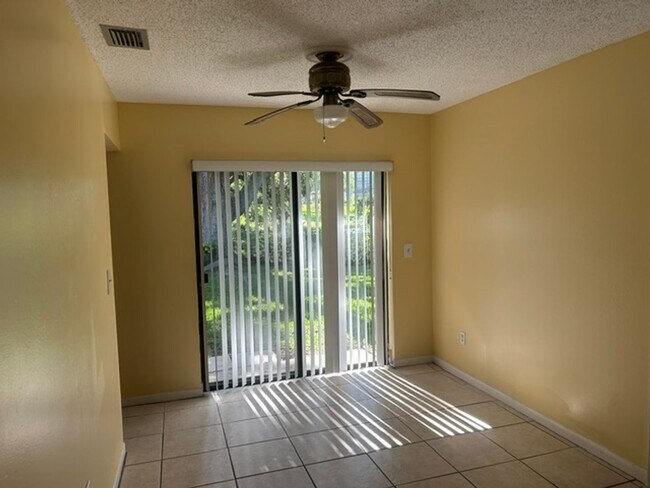 Building Photo - 3/2 available now! Welcome home!