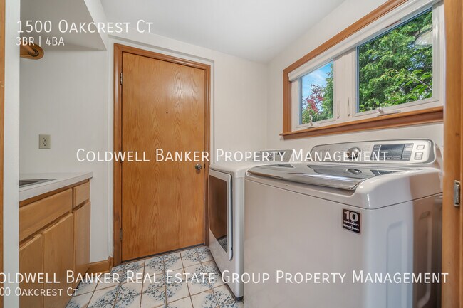 Building Photo - 1500 Oakcrest Ct