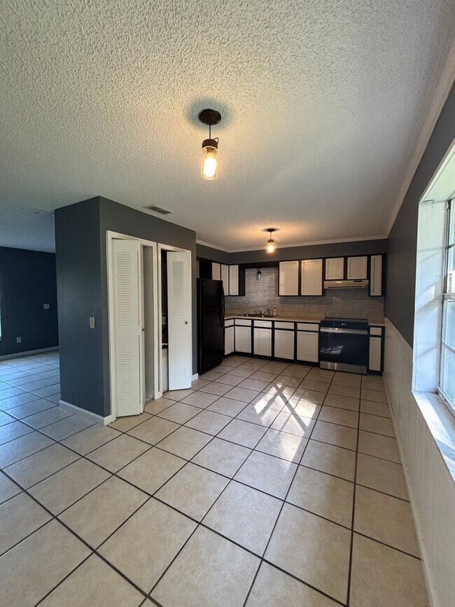 Building Photo - Deltona Lakes, Quaint 3 bed 1 bath
