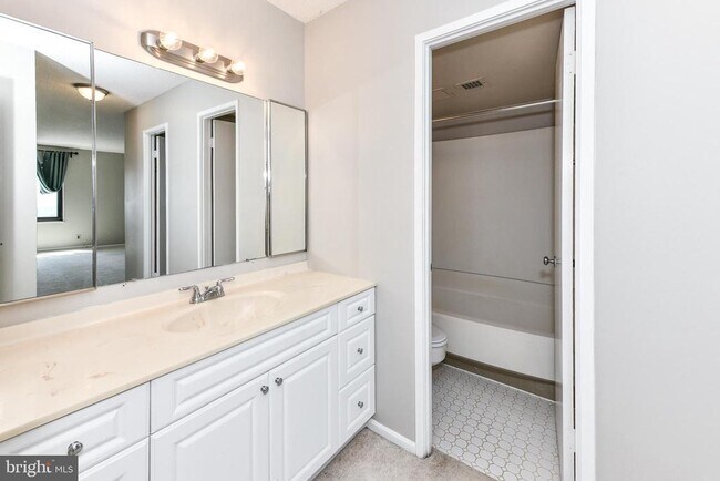 Building Photo - 205 Yoakum Pkwy