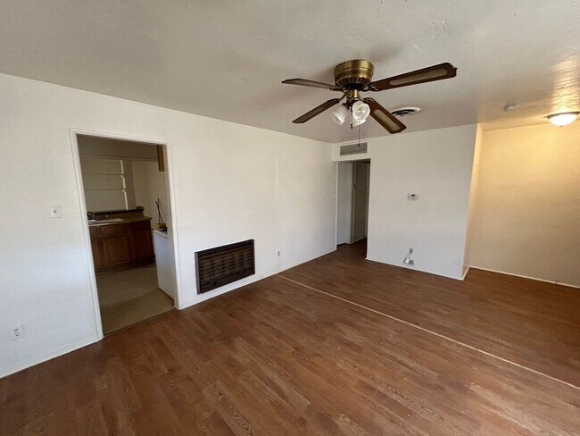 Building Photo - Spacious 4 bedroom, 2 bathroom home locate...
