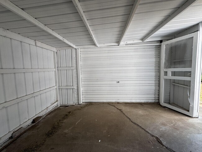 Building Photo - 207 S Elm St
