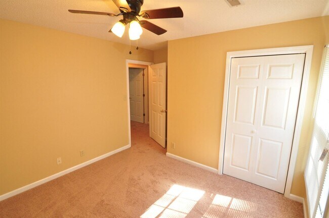 Building Photo - Sweet 3 bed 2.5 ba.  1 car garage in St B