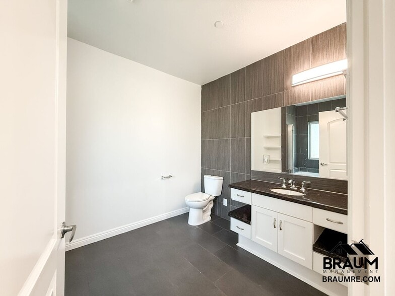 Building Photo - 332 S Virgil Ave