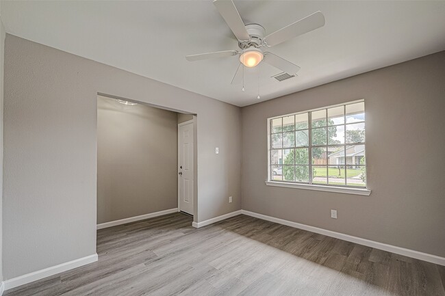 Building Photo - 8619 Valley Meadow Dr