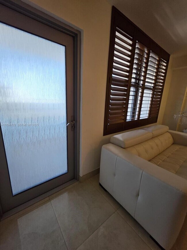 Building Photo - 9225 Collins Ave