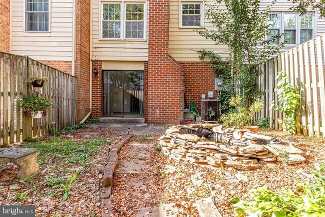 Building Photo - 9911 Whitewater Dr