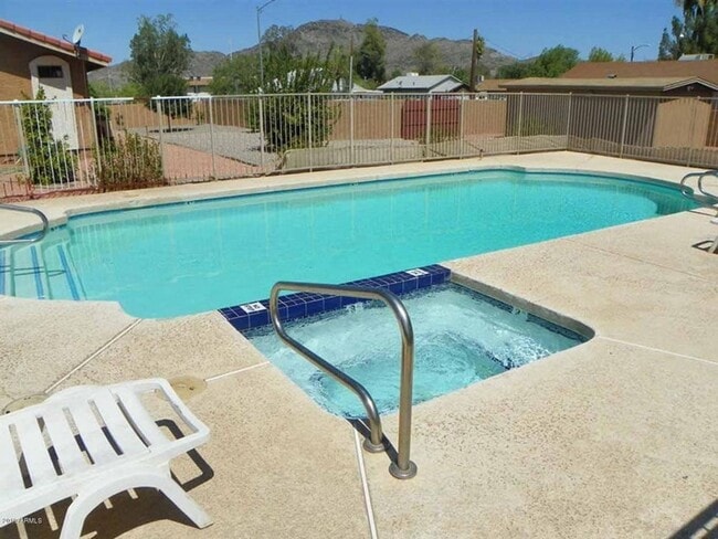 Building Photo - 2 bedroom 2 bath condo located in a gated community