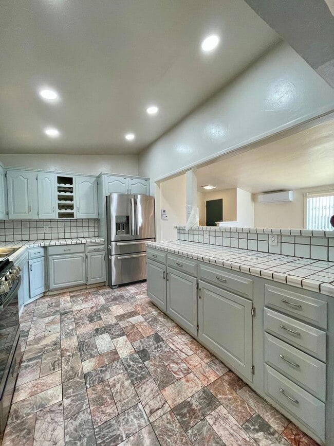 Building Photo - Gorgeous 3 Bedroom 2 Bathroom Home In Lemo...