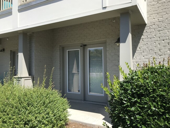 Building Photo - Charming ground-level 1 bed / 1 bath condo...