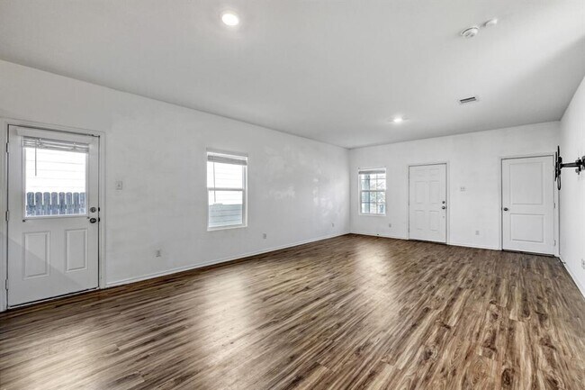 Building Photo - 385 Geode Glen