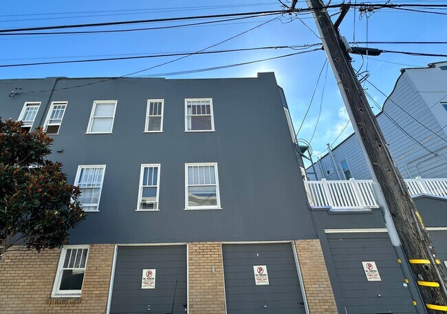 Building Photo - Storage Galore!!  1bd in heart of Noe/Miss...