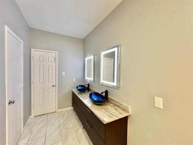 Building Photo - 22918 Breton Point Dr