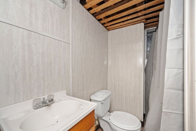 Building Photo - Madisonville- Charming 3+ bedroom 1.5 Bath, 1 car detached