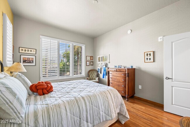 Building Photo - 17 W Vernon Ave