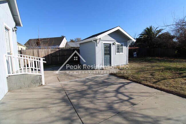 Building Photo - 1042 Las Palmas Ave