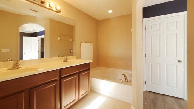 Building Photo - 3885 Buckthorne Dr