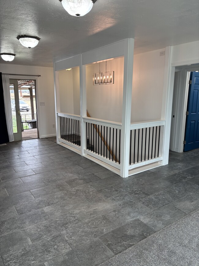 Building Photo - 901 E 800 N