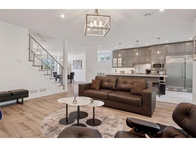 Building Photo - 1032 Gardner St E