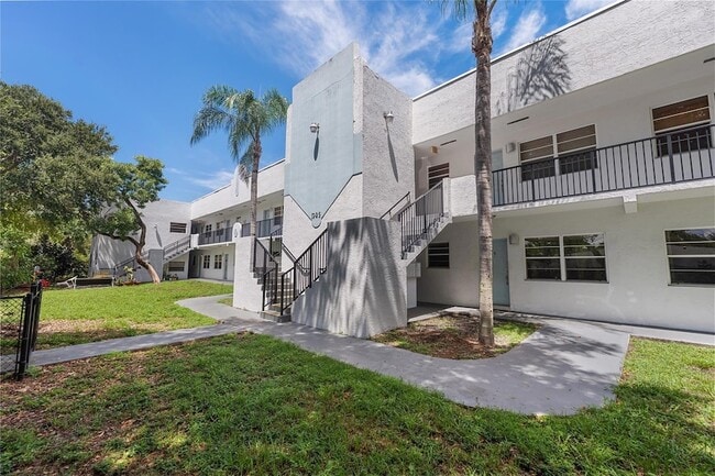 Building Photo - 1925 Madison St