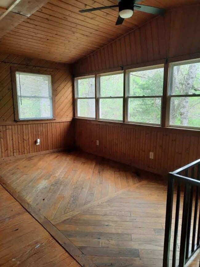 Building Photo - $1,500 - 2 Bedroom 1.5 Bathroom Cottage on...