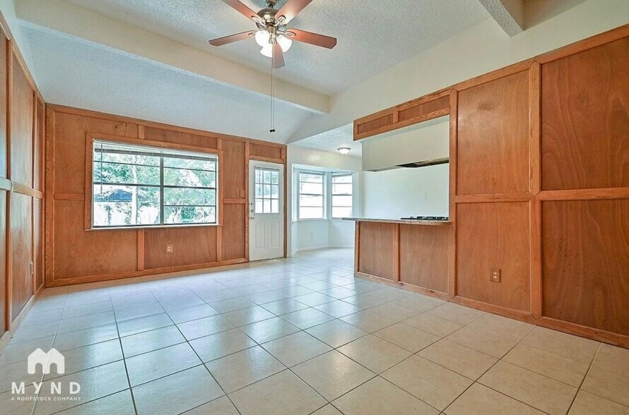 Livingroom - 712 Meadowglen Dr