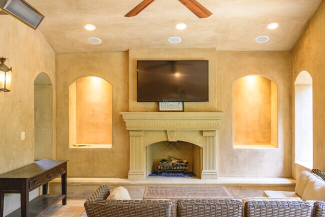 Building Photo - Elegant 5BR Furnished Estate with Pool & G...