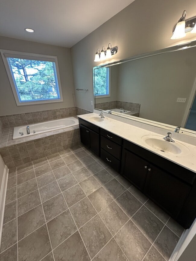 Building Photo - 4222 Vallonia Dr