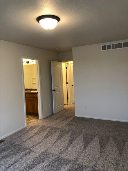 Building Photo - 2067 Moon Rise Dr
