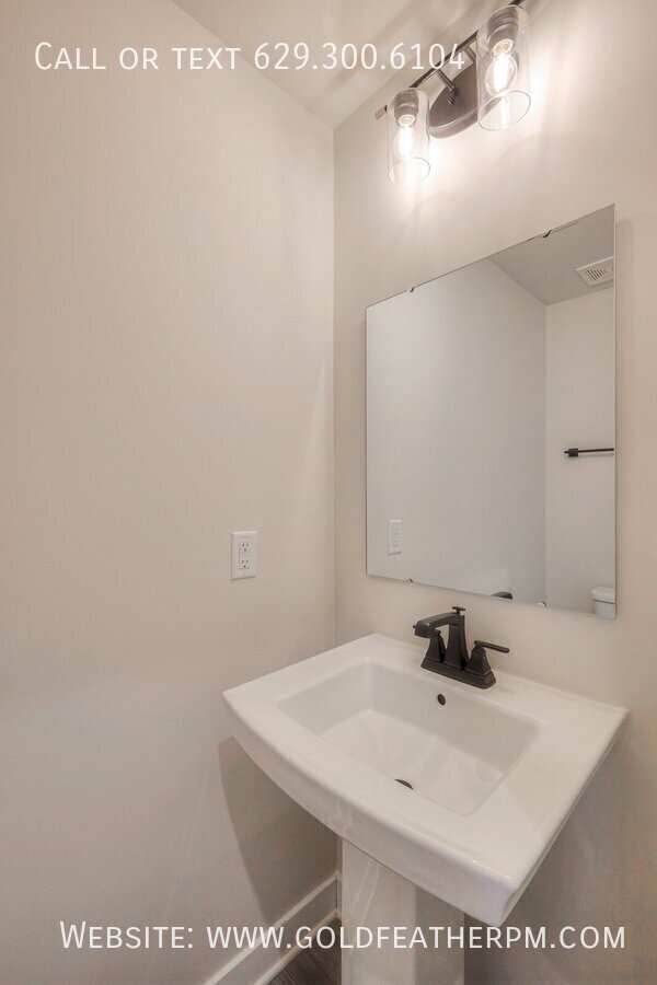 Building Photo - 2009 Walnut Ln