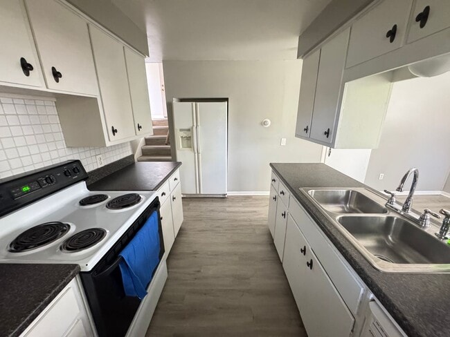 Building Photo - Two Bedroom Duplex with Heat Included! Nea...