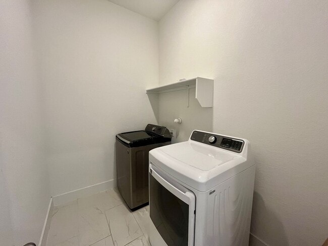 Building Photo - *Ask About Move In Special* Spacious 4 Bedroom / 4 Full Bath Home w/ Media Room & Loft ~ Imagine ...