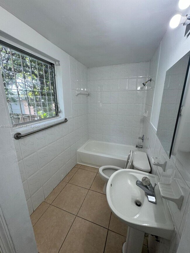 Building Photo - 120 SW 18th Ct