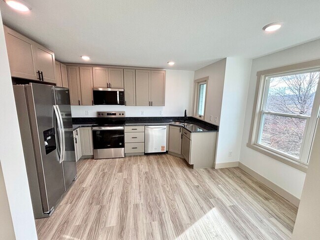 Building Photo - Newly Remodeled Home in the Heart of MHK!