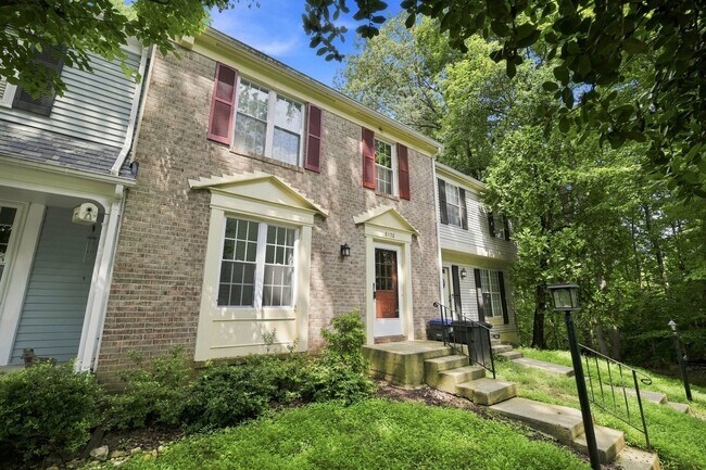 Building Photo - Well maintained, Bright & Spacious 3 BR/3.5 BA Townhome w/ Parking & Private patio - Pets Welcome!
